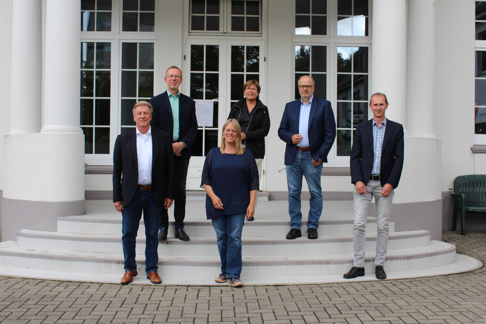 Zu Besuch bei der AWO Bremerhaven in der Seniorenresidenz Villa Schocken: (v.l.) Vorstandsvorsitzender Dr. Uwe Lissau, Geschäftsführer Siegmar Weegen und Vorstandsmitglied Sybille Böschen begrüßten Klimaschutzsenatorin Maike Schaefer, Heinfried Becker (Büroleiter energiekonsens Bremerhaven) und Martin Grocholl (Geschäftsführer energiekonsens).