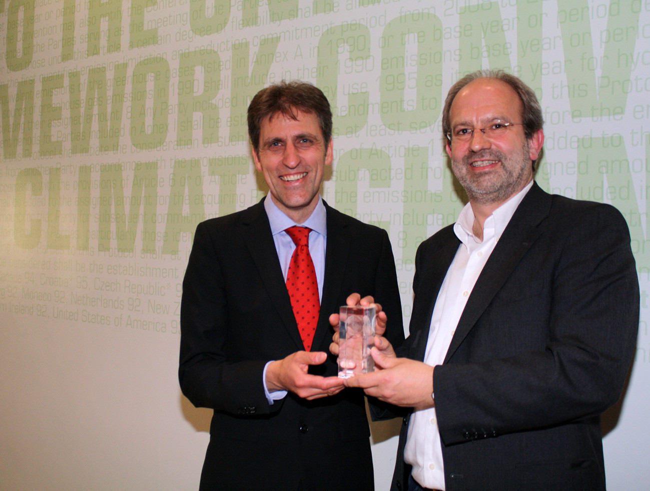 Der Bremer Klimaschutzpreis 2009 wird dem Preisträger Prof. Ingo Lütkemeyer (r.) feierlich von Dr. Cornelis Rasmussen, Geschäftsführer energiekonsens, überreicht.