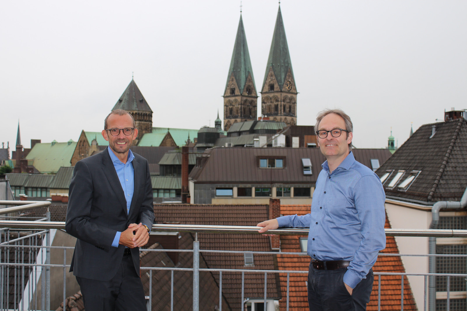 Thomas Röwekamp (CDU) mit Enno Nottelmann auf energiekonsens Dachterrasse