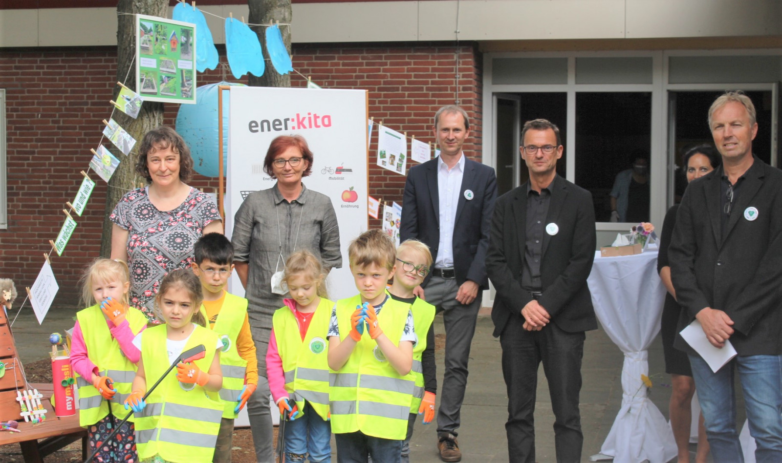 Pressetermin beim Klimaschutzprojekt ener:kita in Bremerhaven, Gruppenbild mit Trägern, Projektpartnern und Kindern