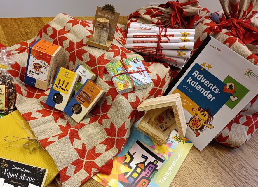 Adventskalender und kleine Geschenke auf dem Tisch