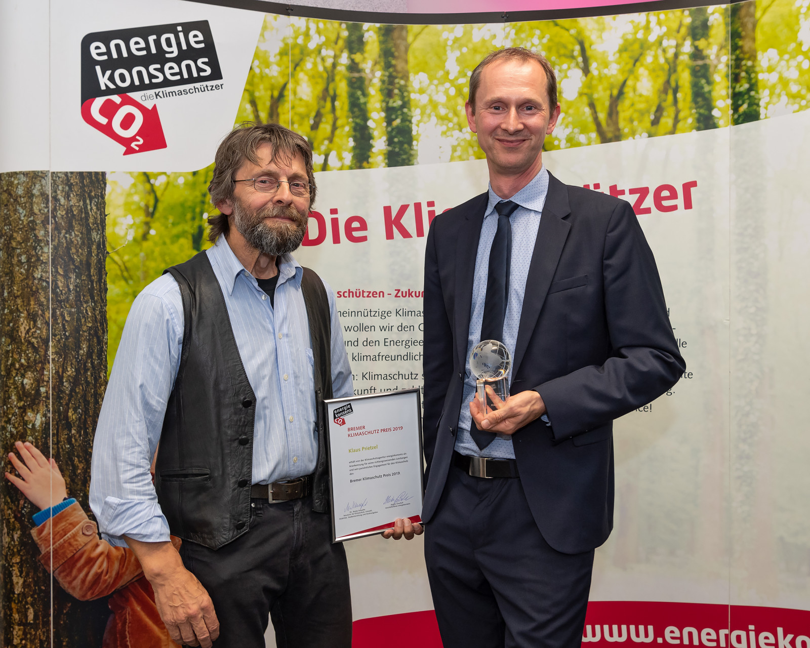 Martin Grocholl überreicht Klaus Prietzel den Bremer Klimaschutzpreis 2019