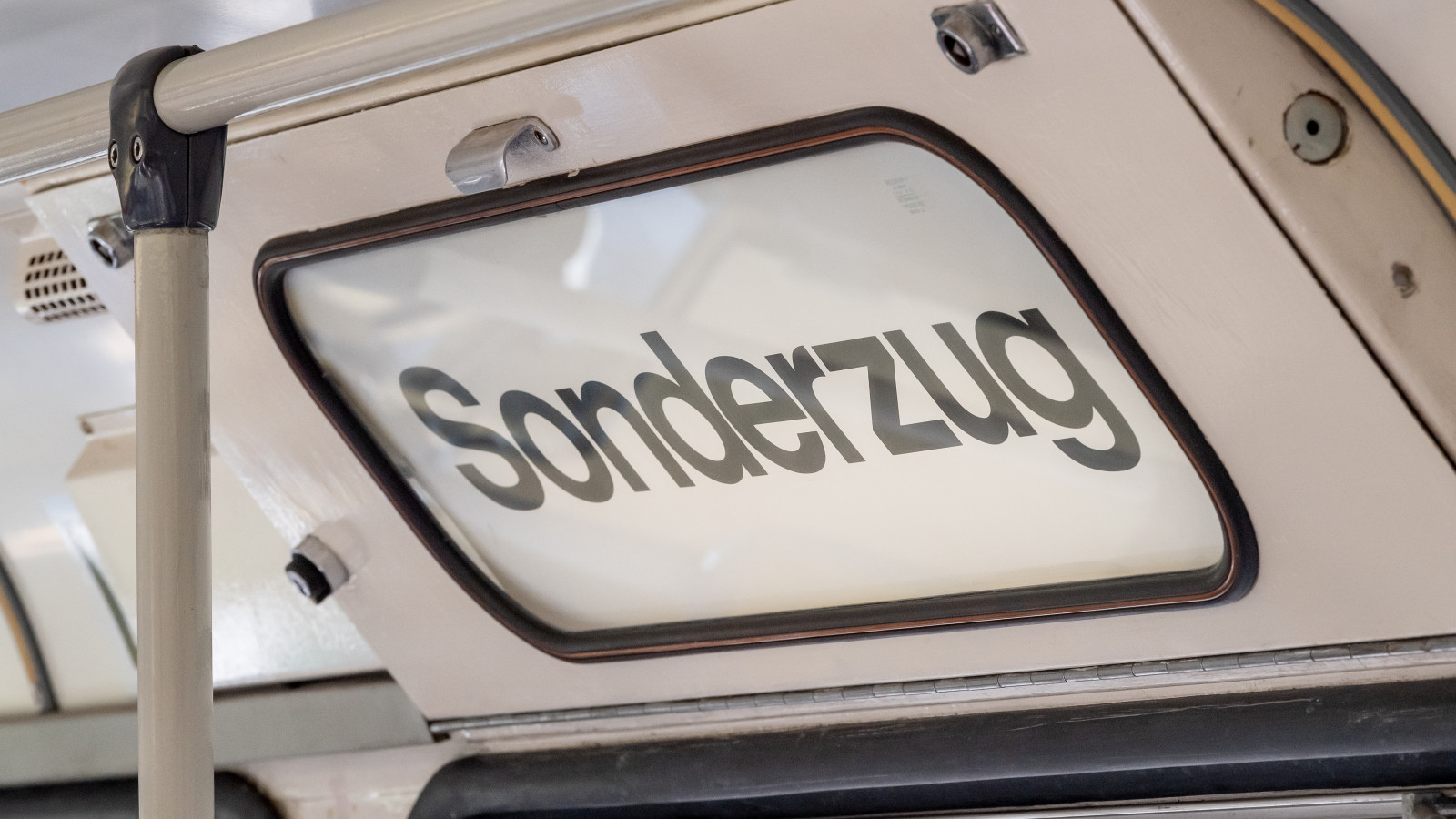 Schild in Straßenbahn mit Aufschrift