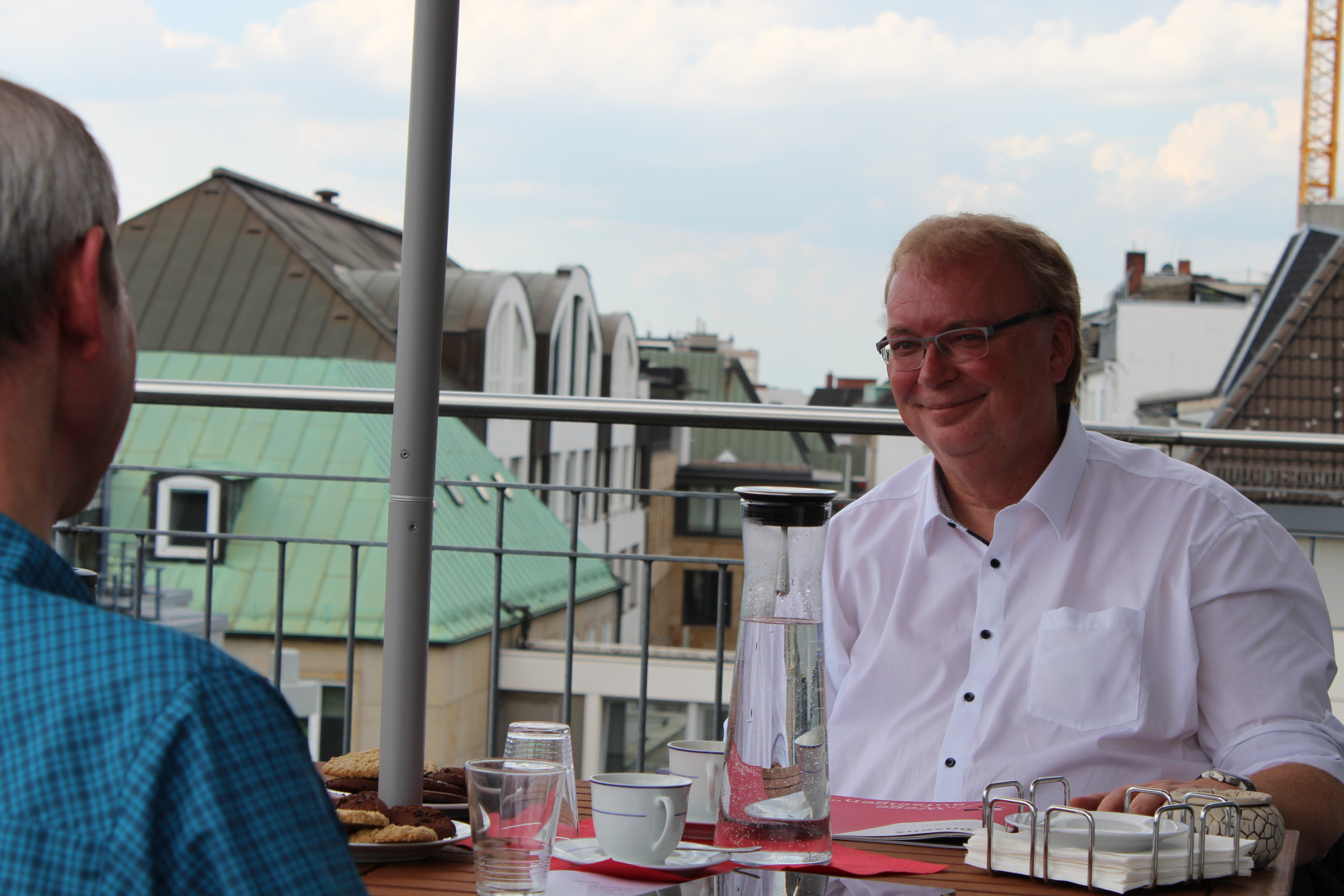 Volker Redder auf der Dachterrasse von energiekonsens