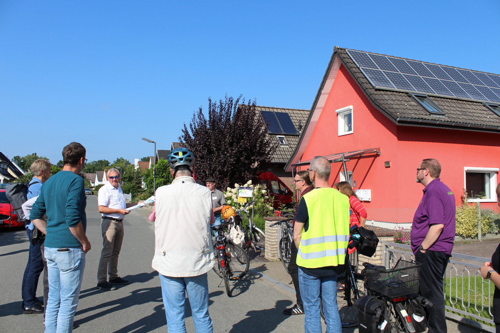 Solar-Fahrradtour hält bei Solaranlage von Jens Büsing in Bremen-Vahr
