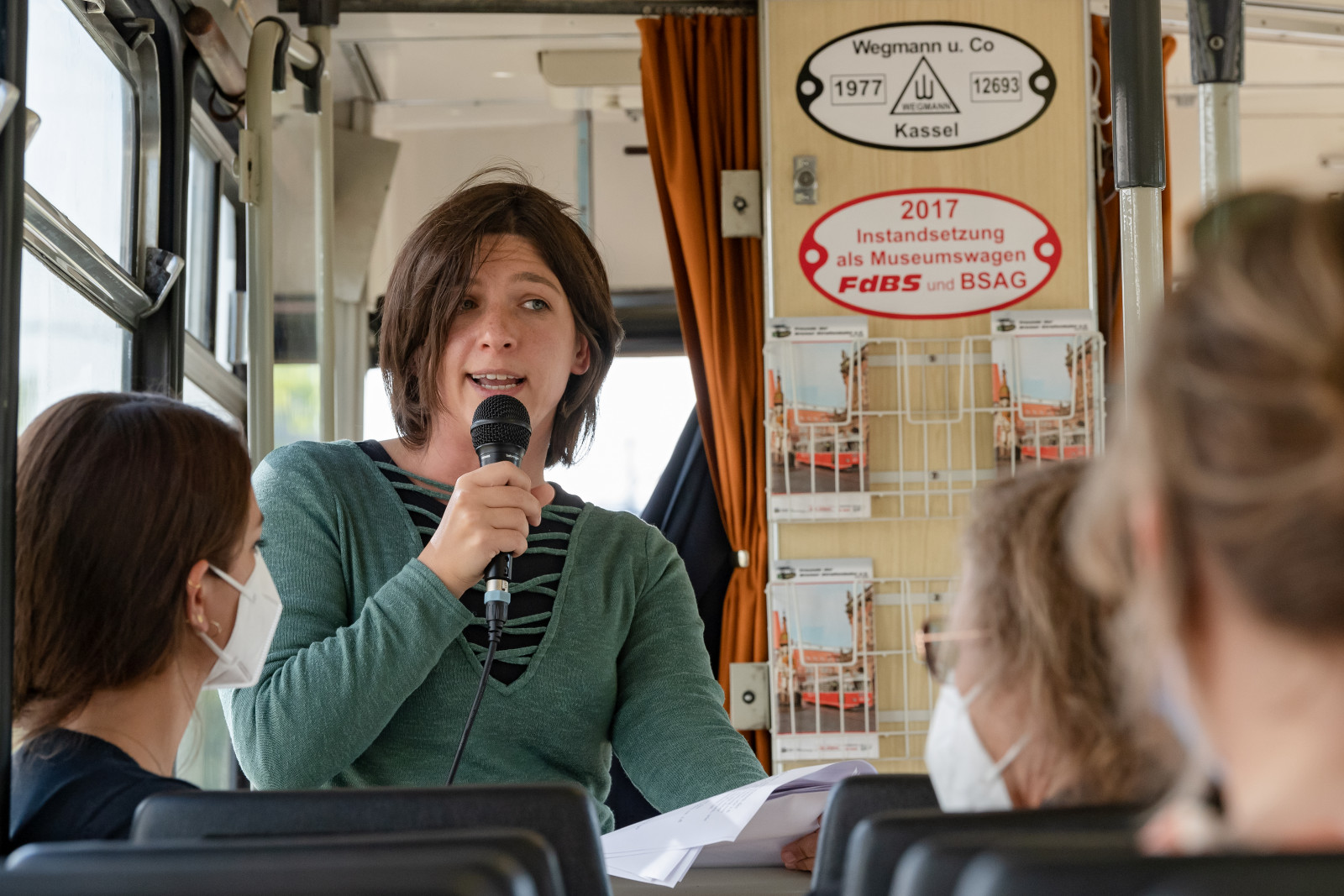 Lisa Tschink vom BUND Bremen spricht in Straßenbahn