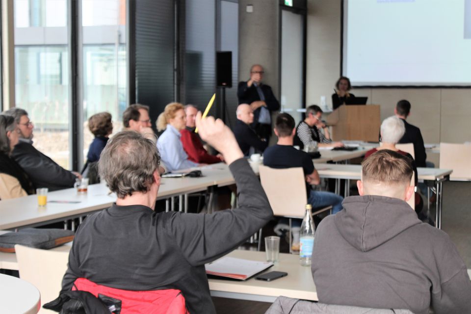 Jemand aus dem Publikum meldet sich bei der Solarwerkstatt in Bremerhaven