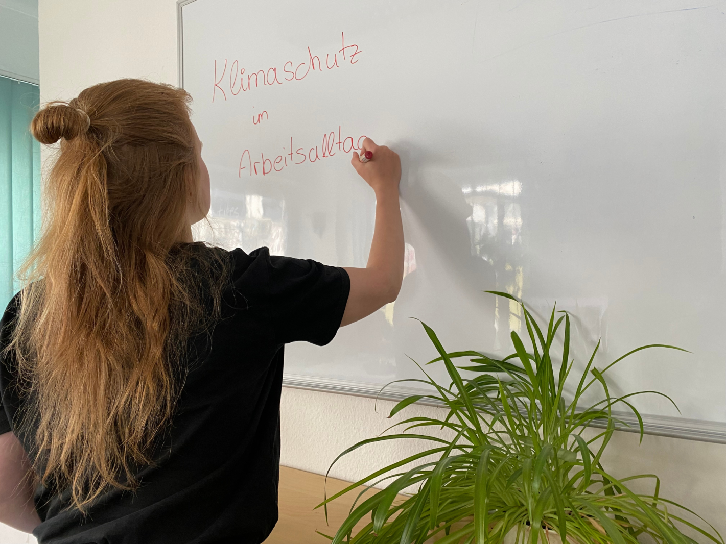 Frau schreibt
