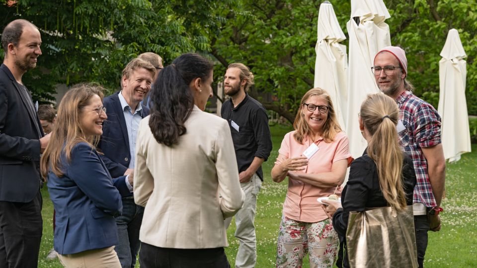 Gruppe von Forumsgästen im Garten des Focke Museums