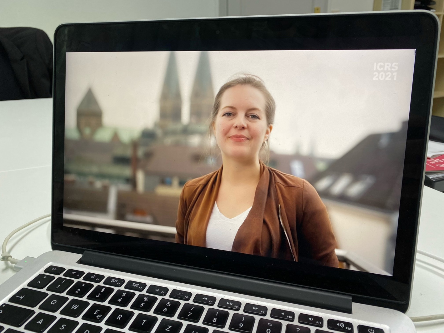 Laptop zeigt energiekonsens Mitarbeiterin Jessica Mangels