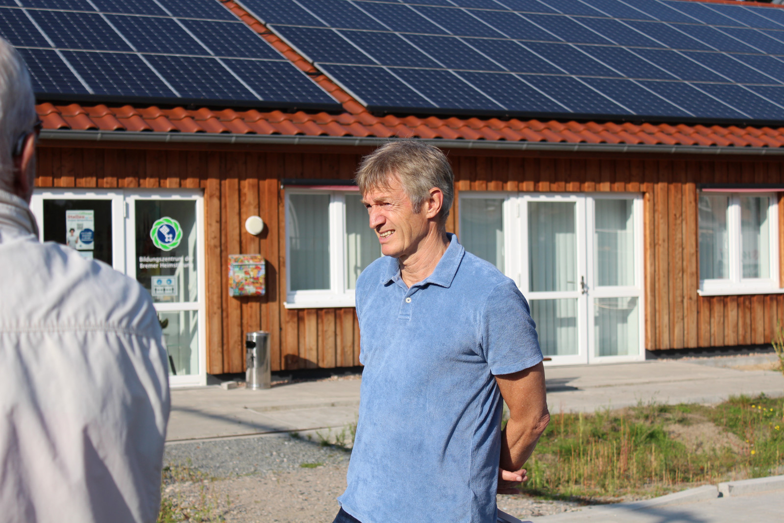 Bernd Langer vor Solaranalge im Ellener Hof