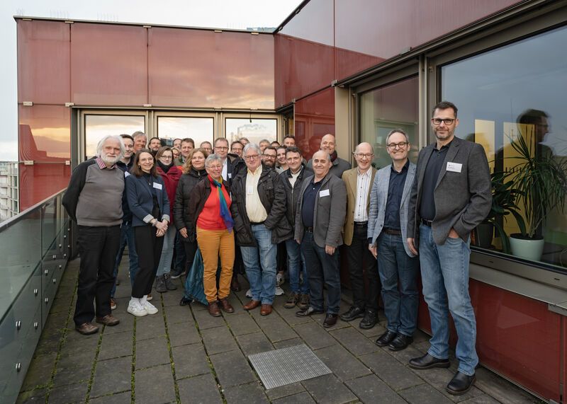 Gruppenfoto mit Beteiligten des Projekts Effizienztische auf der Dachterrasse von Radio Bremen