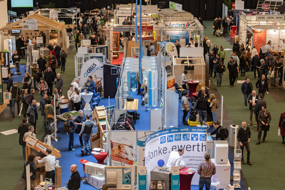 Blick von oben auf die Stände auf der Messe Bremer Altbautage