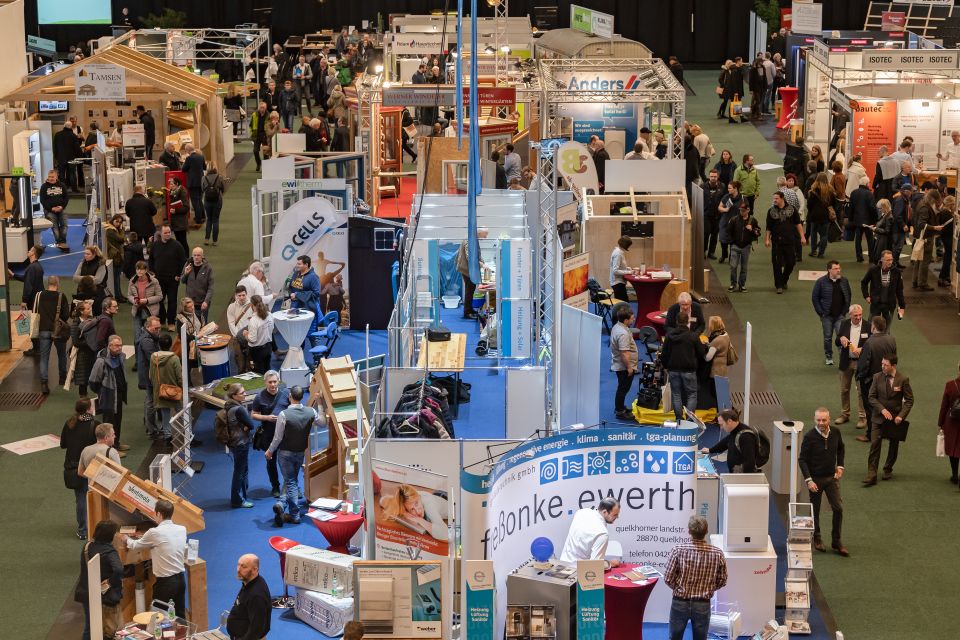 Blick von oben auf die Stände auf der Messe Bremer Altbautage