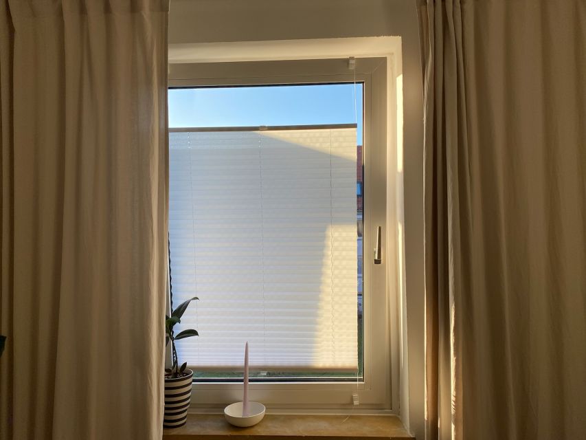Fenster auf kipp, Vorhang links und rechts daneben, weißes Plissee verdeckt sicht