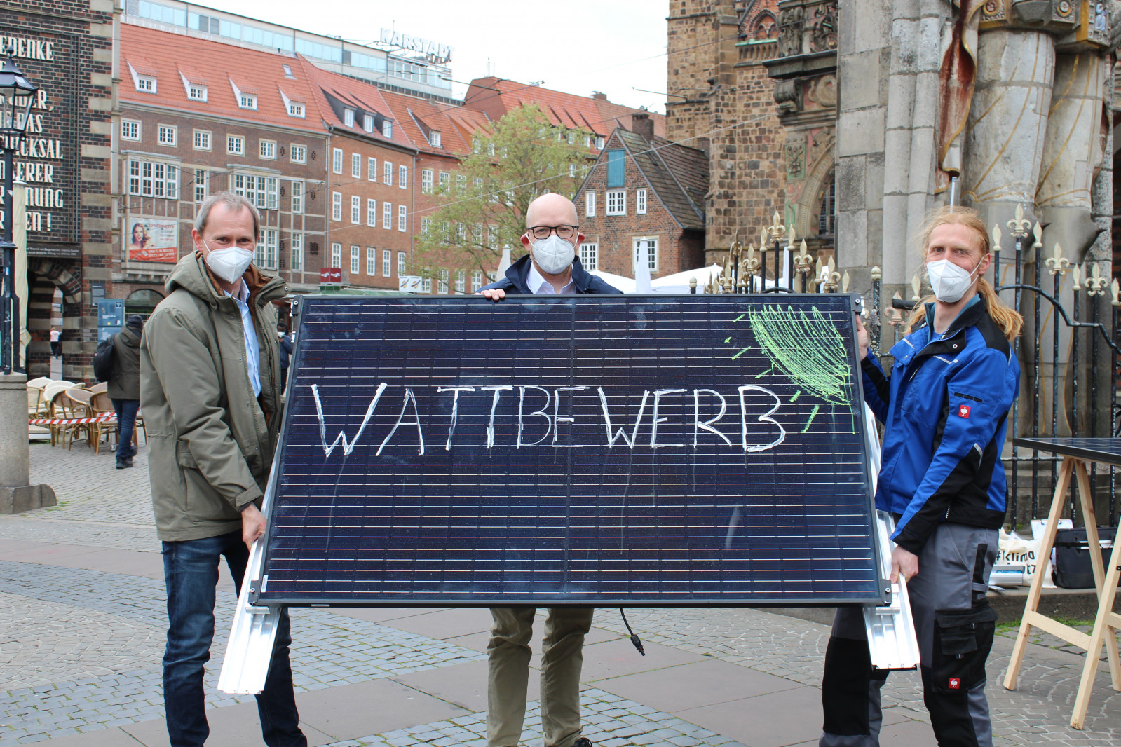 Klimaschutzstaatsrat Ronny Meyer (mitte) verkündet gemeinsam mit Martin Grocholl (links, Klimaschutzagentur energiekonsens) und Christian Gutsche (rechts, Bündnissprecher Wattbewerb-Akteure Bremen) die Teilnahme am bundesweiten Wattbewerb. (© energiekonsens)