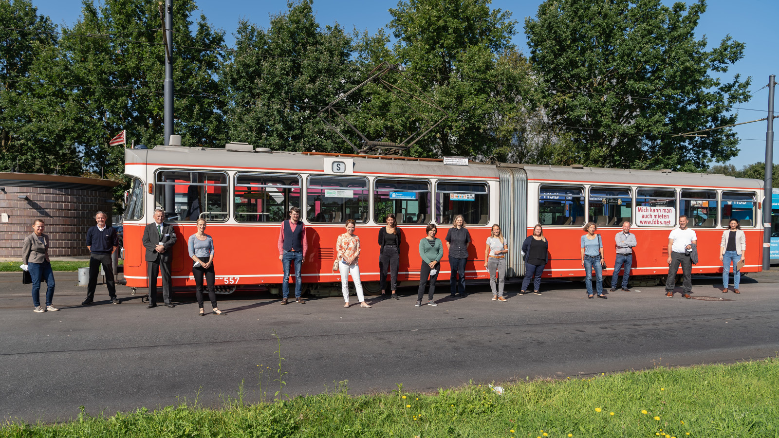 Gruppenfoto vor historischer Straßenbahn