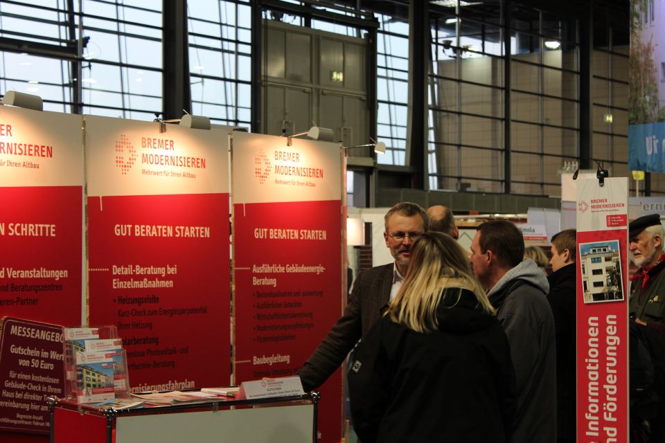 Beratungssituation vor Messe Stand der Initiative Bremer Modernisieren
