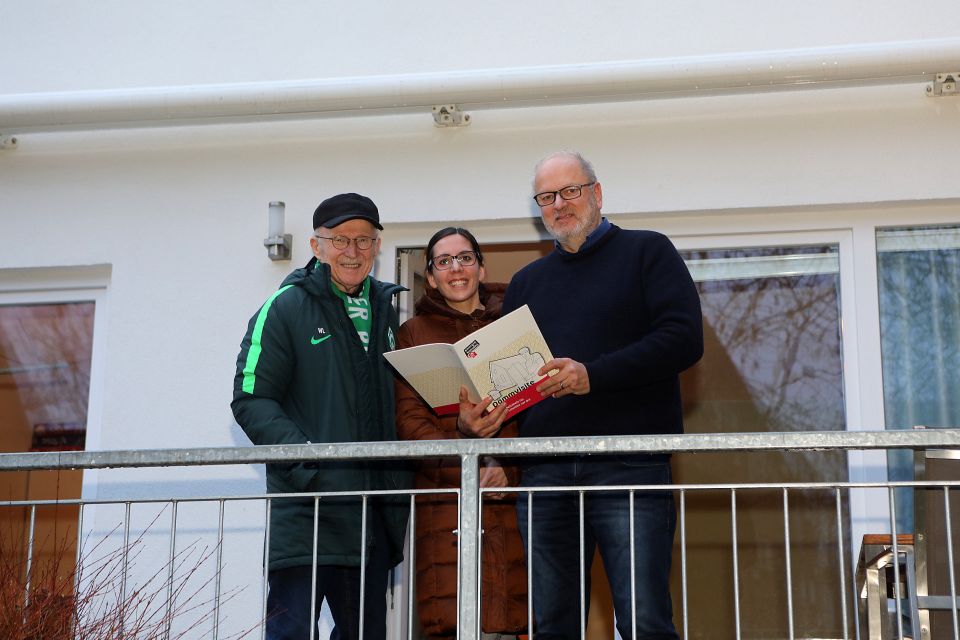 energiekonsens-Mitarbeiter Heinfried Becker auf dem Balkon der Famlie Lemke mit Ex-Werder-Manaer Willi Lemke und seiner Tochter