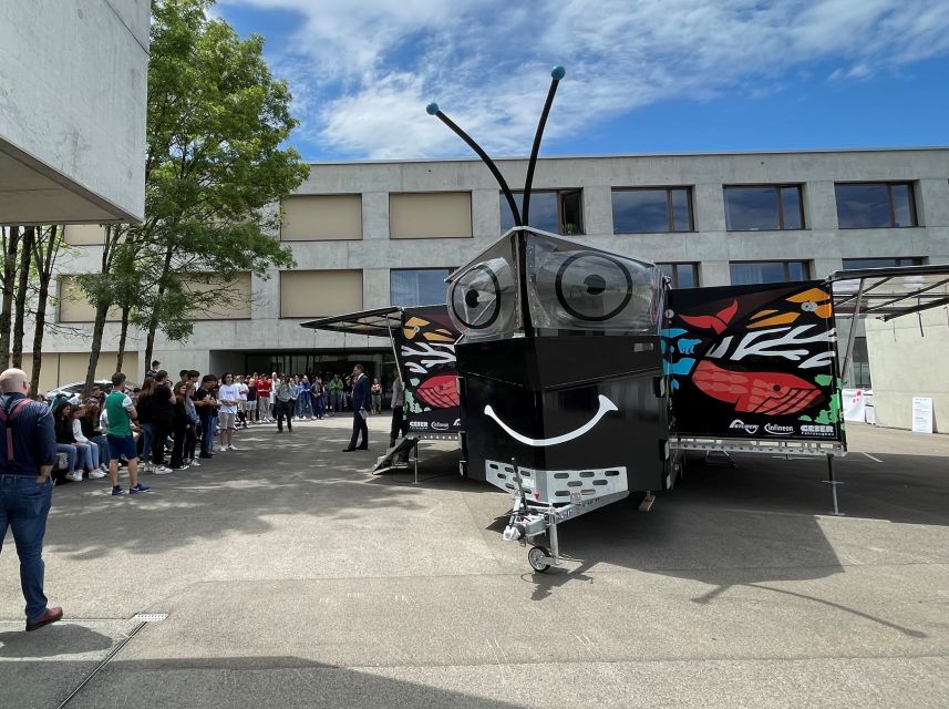 Wohnmobil in Form eines lächelnden Schmetterlings mit Flügeln aus Solarmodulen.