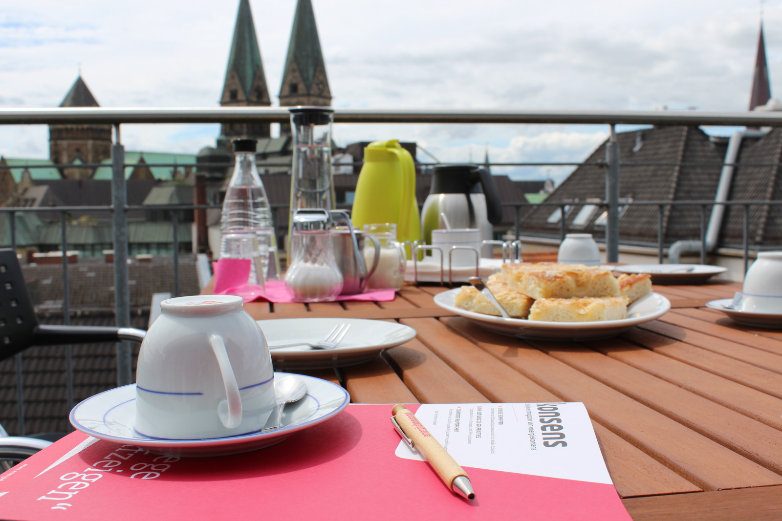 Kaffee und Kuchen auf der Dachterrasse von energiekonsens