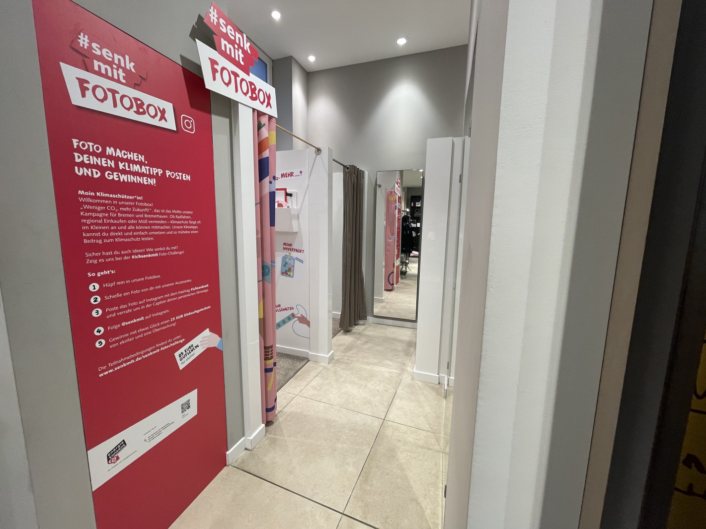 Eingang Pop-up Fotobox zur Klimaschutzkampagne #senkmit im nachaltigen Kaufhaus ekofair