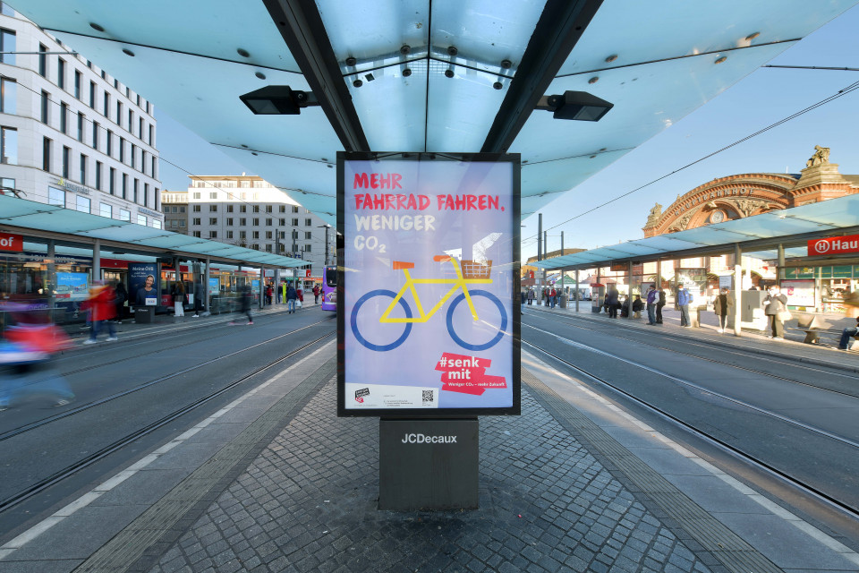 Plakat an der Straßenbahnhaltestelle Bremer Hauptbahnhof zeigt die Grafik eines Fahrrads und dazu den Spruch