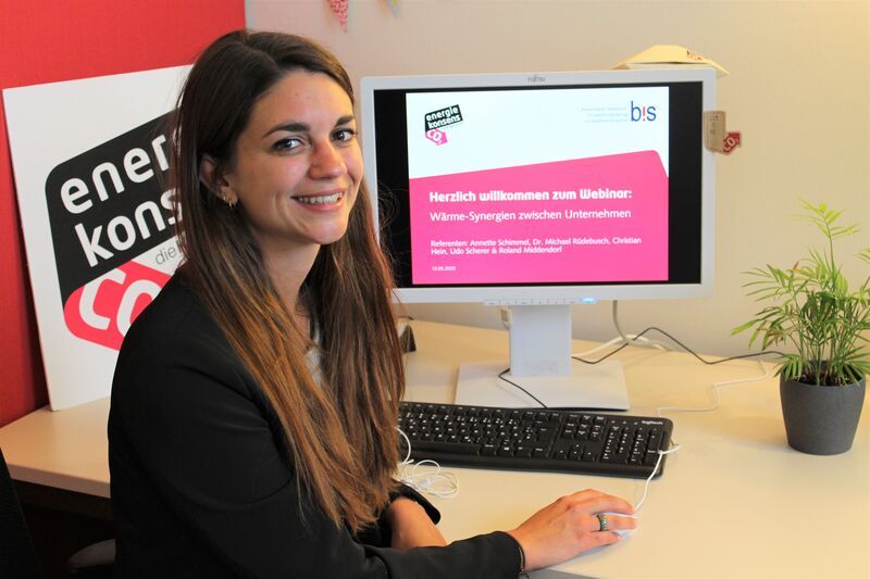 Stella Reulecke vorm dem Bildschirm
