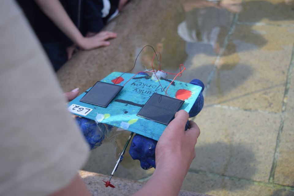 Selbstgebautes Solarboot wird ins Wasser gelassen