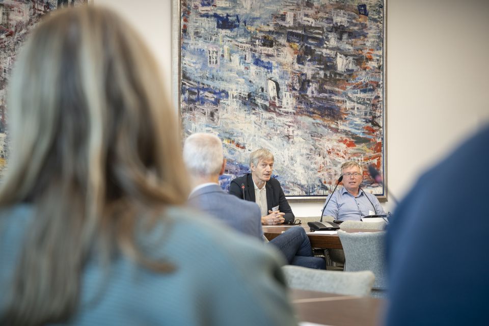 Zwei Personen sitzen vor Mirkos vor Publikum